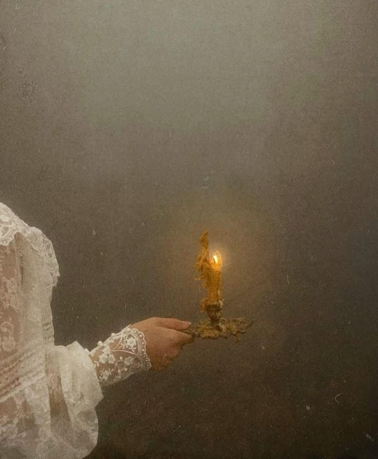 Cuando pensamos en la luz, la asociamos con lo bueno, lo que es verdad, con el conocimiento, con lo puro y lo divino. Cuando pensamos en la oscuridad, la asociamos con lo malo, lo que no se dice, con lo místico, lo vacío y lo terrenal. 

Así mismo, nos enseñaron a hombres y mujeres a dividir y diferenciar, a escoger un lugar y no cuestionar… pero lo que sí se guardaron, es que tanto la luz como la oscuridad, hombres y mujeres habitamos los mismos espacios, coexistimos y convivimos, los unos no existimos sin los otros, nos necesitamos, nos integramos y nos complementamos. 

¿Porqué hablamos de esto? Porque es sumamente importante comenzar a cuestionar lo que tenemos instalado, el porqué vivimos en una sociedad que ve la diferencia y se queda entre apariencias, que nos dice cómo sentir, cómo pensar y cómo tratar a los demás.

Nos venden el miedo a ser y no encajar, el miedo a sentir y a cuestionar, no nos enseñan a integrar, a unir o siquiera entender que todos hacemos parte de un todo, que somos lo mismo a pesar de cómo nos vemos o lo que tenemos, la vida es sagrada, aquí la luz, la oscuridad y todos sus matices también hacen parte de ella🕯️✨