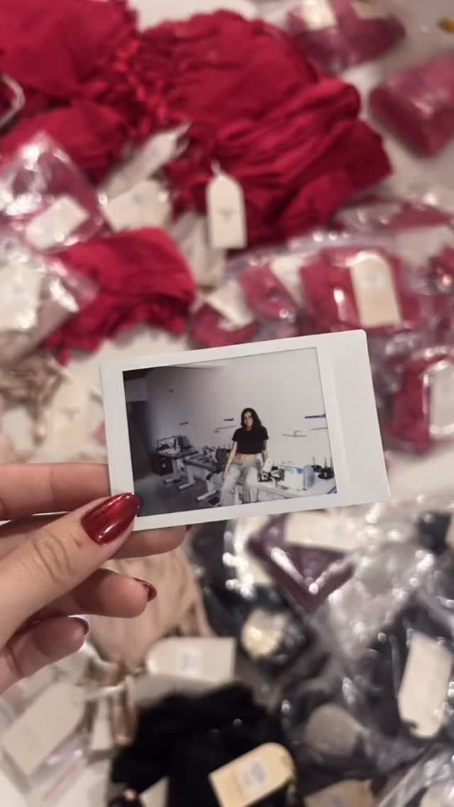 Este año nos enseñó a confiar, a darle tiempo al tiempo, a recorrer y disfrutar nuestro camino, también nos invitó a dejar de soñar para vivir nuestro sueños, a no tener miedo y a sentir unas cuantas primeras veces. 

Este año nos recordó que vamos sin afán, que construimos nuestro camino a nuestro propio ritmo, también nos hizo llorar en gratitud y nos demostró que sí vale la pena y el tiempo cuidar y sembrar, este año nos retó y nos preparó porque lo mejor definitivamente está por llegar.

2026 ESTAMOS LISTAS ❤️‍🔥🔥✨